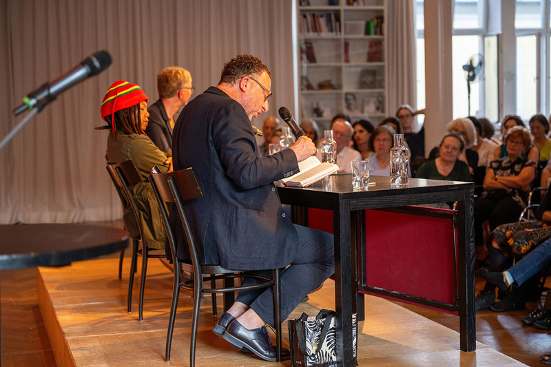 Stefan Wilkening mit NoViolet Bulawayo im Literaturhaus München bei der Lesung zu GLORY - Copyright Catherina Hess